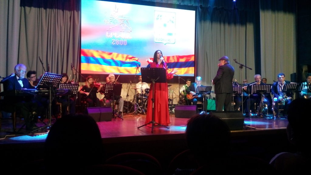 Солистка эстрадно-симфонического оркестра общественного радио Армении