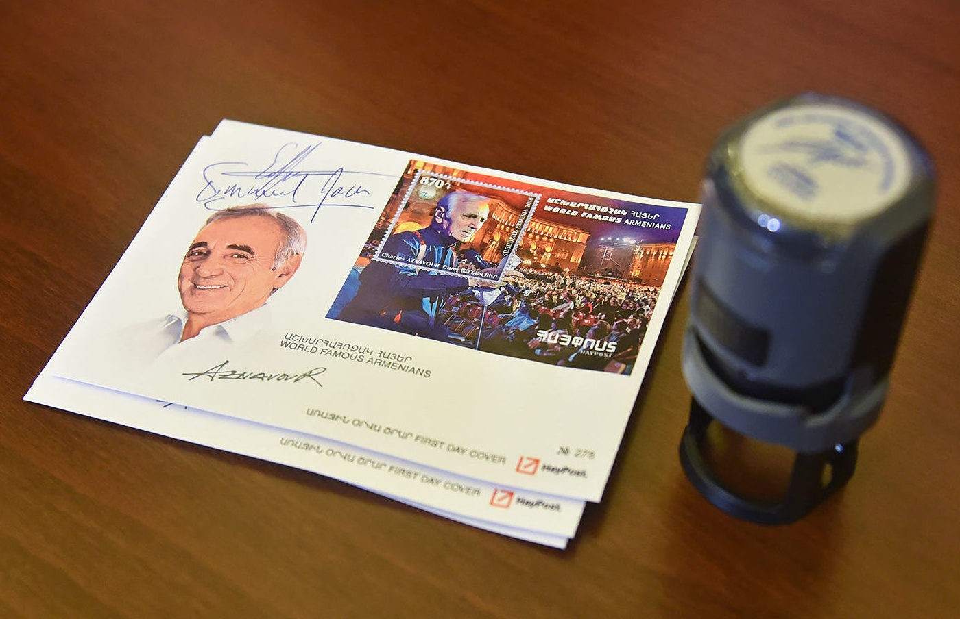 Эммануель Макрон и Никол Пашинян погасили марку посвященную теме "Всемирно известные армяне: Шарль Азнавур"