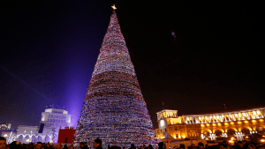 На главной елке Еревана зажгли праздничные огни. Видео