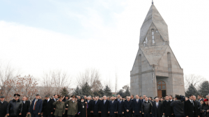 В День армии высокопоставленные чиновники из Арцаха и Армении посетили военный пантеон Ераблур. Фоторяд