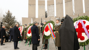 В День армии высокопоставленные чиновники из Арцаха и Армении посетили военный пантеон Ераблур. Фоторяд