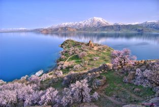 Akhtamar_Island_on_Lake_Van_with_the_Armenian_Cathedral_of_the_Holy_Cross
