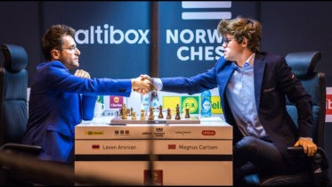 Aronian-defeats-Carlsen